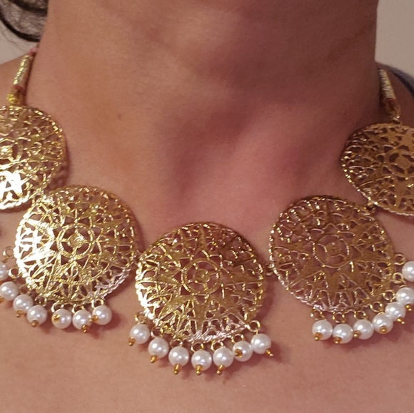 Jewelry-Set of 2 necklaces-Gold tone with pearls - Picture 3 of 4